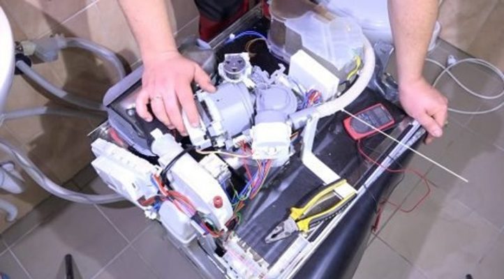 Kiểm tra ống thải khi máy rửa bát báo lỗi E25