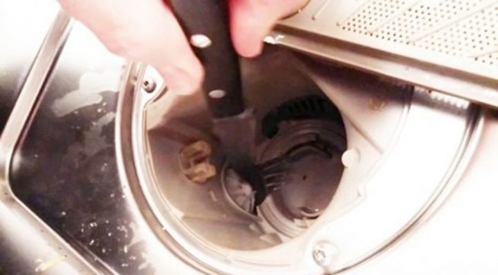 Vệ sinh bộ lọc rác khi máy rửa bát lỗi E25